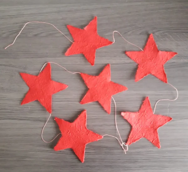 Guirlande stars mulberry bark 15 cm L. 2,2 mtr. red