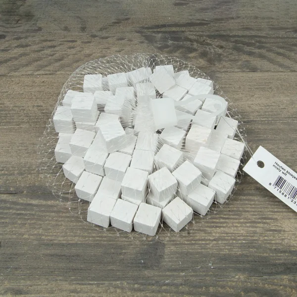 Wooden cubes 1,5 cm in net misty white